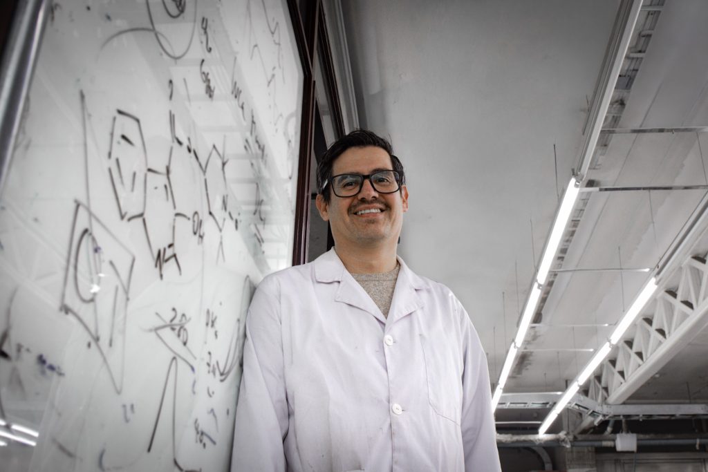 Proyecto Usach apunta a mejorar la precisión de terapias contra el cáncer mediante moléculas inteligentes