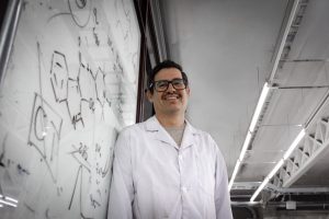 Proyecto Usach apunta a mejorar la precisión de terapias contra el cáncer mediante moléculas inteligentes