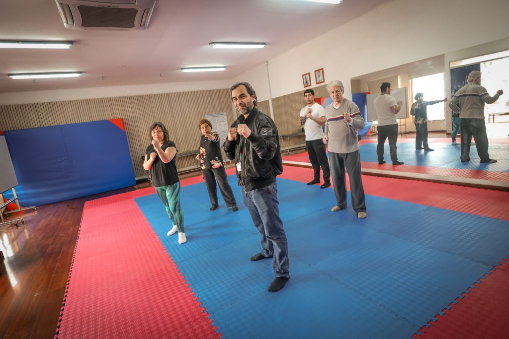 Taekwondo después de los 50: la propuesta Usach que transforma las artes marciales en una alternativa para envejecer activamente